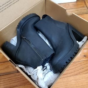 Dr. Martens Magdalena boots in black
